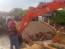 Jembatan Ambruk di Bangka Belitung, 1 Orang Terseret Arus