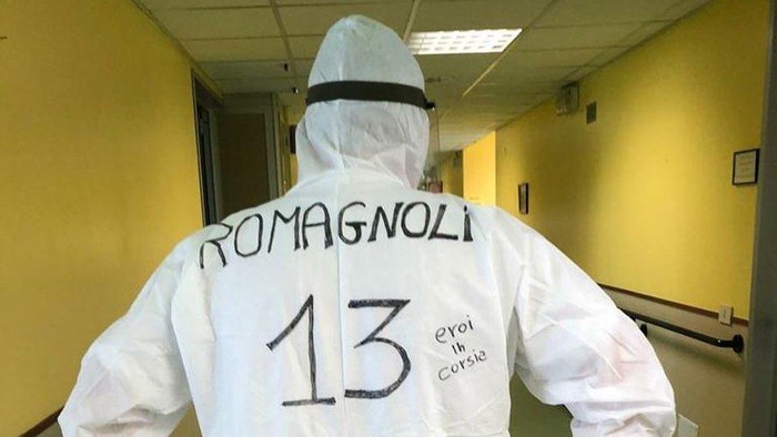 Tenaga medis menuliskan nama kapten AC Milan, Alessio Romagnoli, di baju APD miliknya.