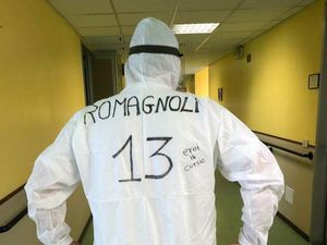 Kisah APD Nomor Punggung Pesepakbola Idola dari Tenaga Medis Italia