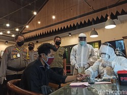 Warga Banyuwangi yang Bandel Nongkrong di Kafe Di-rapid Test