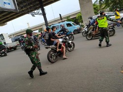 PSBB Bekasi: Tanpa Masker, Pengendara Motor Ini Disuruh Putar Balik