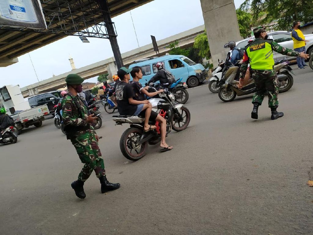 PSBB Bekasi: Tanpa Masker, Pengendara Motor Ini Disuruh Putar Balik PSBB Bekasi: Tanpa Masker, Pengendara Motor Ini Disuruh Putar Balik