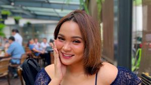 10 Potret Dinda Shafay Saat Ngemil dan Nongkrong di Kafe