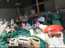 Momen Haru Pasangan Lansia Positif Corona Rayakan Anniversary di ICU