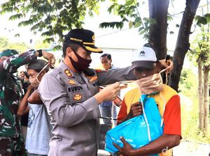Senangnya Pekerja Harian di Tuban Dapat Sembako di Tengah Pandemi  Corona