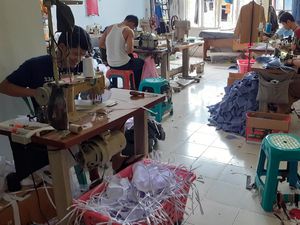 Corona Merebak, Pengusaha Celana Jin Banting Setir Bikin Masker