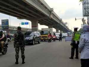 PSBB Bekasi Hari Kedua, Masih Banyak Pengguna Mobil Abaikan Formasi Duduk