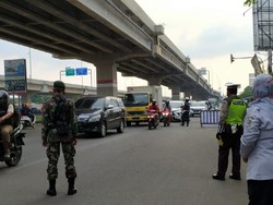 PSBB Bekasi Hari Kedua, Masih Banyak Pengguna Mobil Abaikan Formasi Duduk