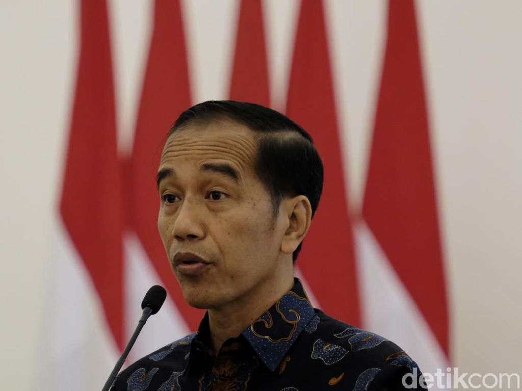 Jokowi: Saya Melihat Pasar dan Terminal Masih Ramai Saat PSBB