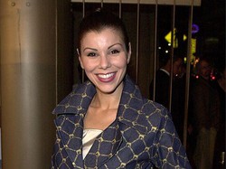 Aktris Hollywood Dikritik, Jual Hand Sanitizer Rp 450 Ribuan Sebotol