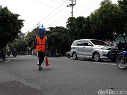 Ada-ada Saja, Sukarelawan Pengatur Lalin Ini Pakai APD Galon Air