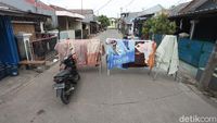 Saat Jemuran Lockdown Penghalang Jalan di Perumahan Bekasi