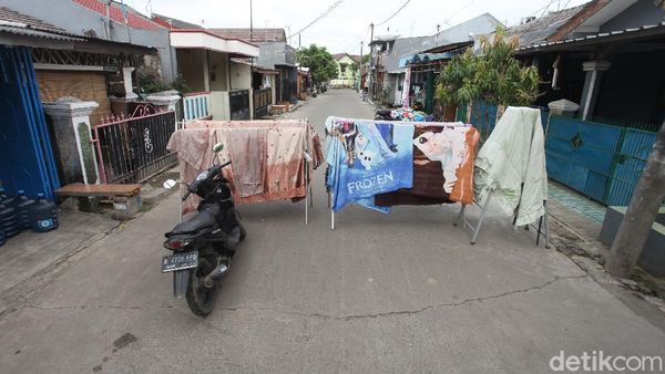 Saat Jemuran Lockdown Penghalang Jalan di Perumahan Bekasi