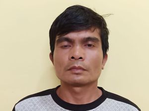 Nangis Depan Polisi, Ade Kini Ngaku Doakan Medis Kena Corona karena Frustrasi Nangis Depan Polisi, Ade Kini Ngaku Doakan Medis Kena Corona karena Frustrasi