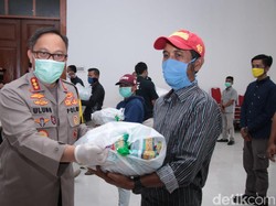 Sebar Sembako ke Eks Napi di Bandung, Polisi: Jangan Ulangi Kejahatan