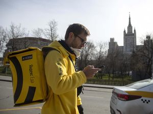 Demi Cuan, Pengusaha Rusia jadi Kurir Makanan Saat Lockdown