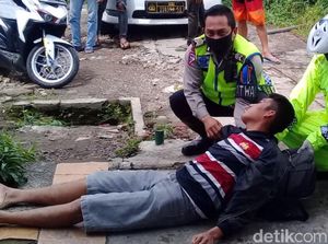 Polisi Sukabumi Evakuasi Pria Tiba-tiba Jatuh Pingsan di Jalan