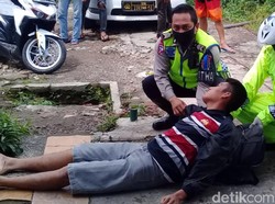 Polisi Sukabumi Evakuasi Pria Tiba-tiba Jatuh Pingsan di Jalan