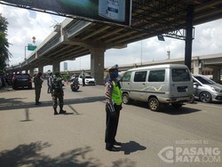 Aparat Setop Pengendara Tak Taat Aturan PSBB di Perbatasan Jakarta-Bekasi