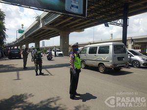 Aparat Setop Pengendara Tak Taat Aturan PSBB di Perbatasan Jakarta-Bekasi Aparat Setop Pengendara Tak Taat Aturan PSBB di Perbatasan Jakarta-Bekasi