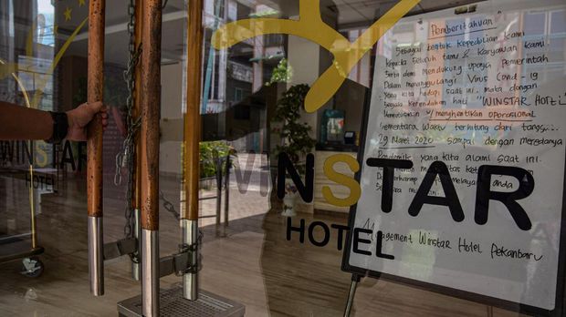 Sebuah hotel tutup sementara akibat wabah COVID-19 di Kota Pekanbaru, Riau, Sabtu (4/4/2020). Sejumlah hotel di Pekanbaru memilih tutup sementara karena berdasarkan data Persatuan Hotel dan Restoran (PHRI) Riau, tingkat hunian hotel anjlok tinggal 15 persen karena dampak pandemi COVID-19. ANTARA FOTO/FB Anggoro/hp.