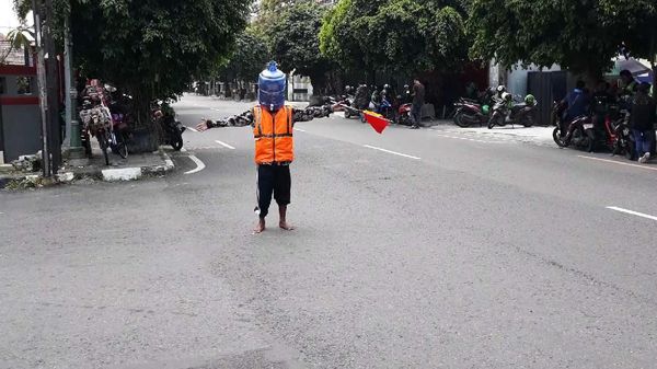 Bukan Masker, Pria Ini Pakai Galon untuk Tangkal Corona