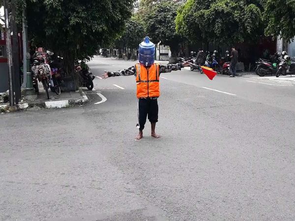Bukan Masker, Pria Ini Pakai Galon untuk Tangkal Corona