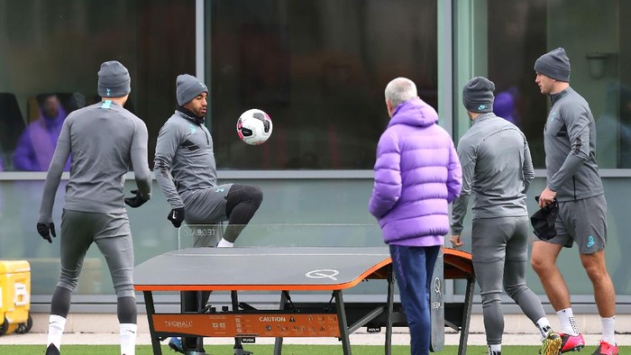 ENFIELD, ENGLAND: Lucas Moura of Tottenham Hotspur plays table football with Eric Dier as Jose Mourinho, Manager of Tottenham Hotspur looks on during the Tottenham Hotspur training session at The Tottenham Hotspur Training Centre on March 09, 2020 in Enfield, England. Tottenham Hotspur will face RB Leipzig in their UEFA Champions League round of 16 second leg match on March 10, 2020. (Photo by Alex Morton/Getty Images)