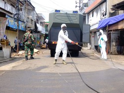 Ratusan Petugas Ber-APD Semprot Kawasan Pasar PPI