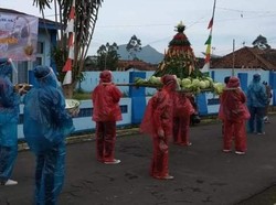 Melihat Merti Dusun di Lereng Merbabu, Pembawa Gunungan Pakai APD