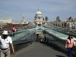 Inggris Mulai Uji Coba Vaksin Covid-19 ke Manusia