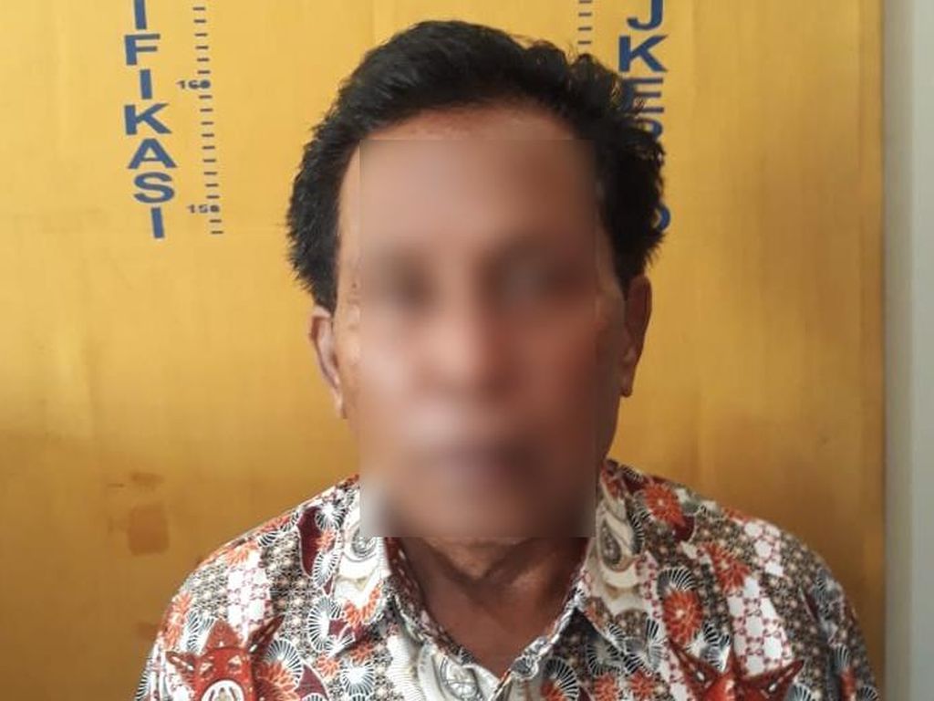 Oknum Kades di Mojokerto Diringkus Usai Tipu Calon PNS Rp 118 Juta Oknum Kades di Mojokerto Diringkus Usai Tipu Calon PNS Rp 118 Juta