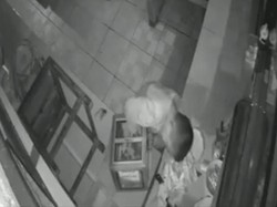 Bocah Laki-laki Terekam CCTV Curi Uang Kotak Amal Masjid di Mojokerto