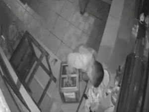 Bocah Laki-laki Terekam CCTV Curi Uang Kotak Amal Masjid di Mojokerto Bocah Laki-laki Terekam CCTV Curi Uang Kotak Amal Masjid di Mojokerto