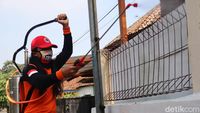 Posgab Jabar Lakukan Penyemprotan Disinfektan di Rumah Warga