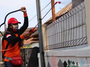 Posgab Jabar Lakukan Penyemprotan Disinfektan di Rumah Warga