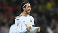Bek kanan diisi Sergio Ramos. Bek dan juga kapten Real Madrid ini punya koleksi 26 kartu merah dalam karirnya! (Getty Images)