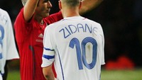 Zinedine Zidane juga masuk dalam tim Bad Boys. Jangan salah, Zizou punya koleksi 14 kartu merah semasa bermain (Getty Images)