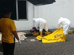 Petugas Berpakaian APD Evakuasi Sopir Truk yang Meninggal di Pinggir Jalan