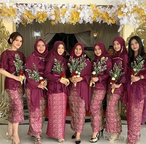 Inspirasi Kombinasi Warna Merah Maroon Untuk Style Kondangan Hijab