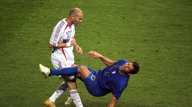 Insiden Zidane menanduk dada Materazzi di final Piala Dunia 2006. (