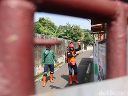 Lawan Corona, Posgab Jabar Semprot Disinfektan di Cicendo Bandung