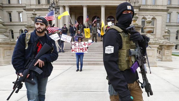 Bawa Senjata, Warga AS Protes Aturan Isolasi Rumah
