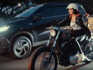 Wika Salim Keliling Kota Naik Moge, Netizen: Kok Lampunya Nggak Nyala?