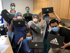 Adidas Beri Sneakers Gratis Bagi Tenaga Medis