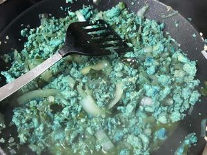 Kocak! Kehabisan Bahan Makanan, Orang-orang Ini Masak Seadanya