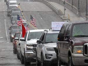 Tolak Aturan Stay at Home, Ribuan Warga Kota Ini Parade Mobil Gelar Demo