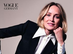 Penampilan Terbaru Sharon Stone di Usia 62, Nyaris Tak Dikenali