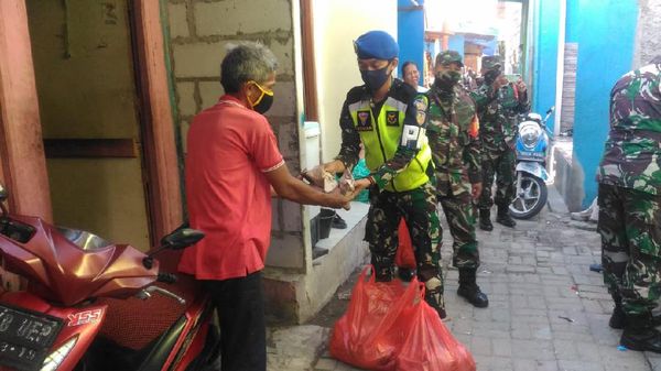 TNI Bagikan Ribuan Nasi Bungkus untuk Warga Jakarta