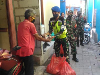 TNI Bagikan Ribuan Nasi Bungkus untuk Warga Jakarta